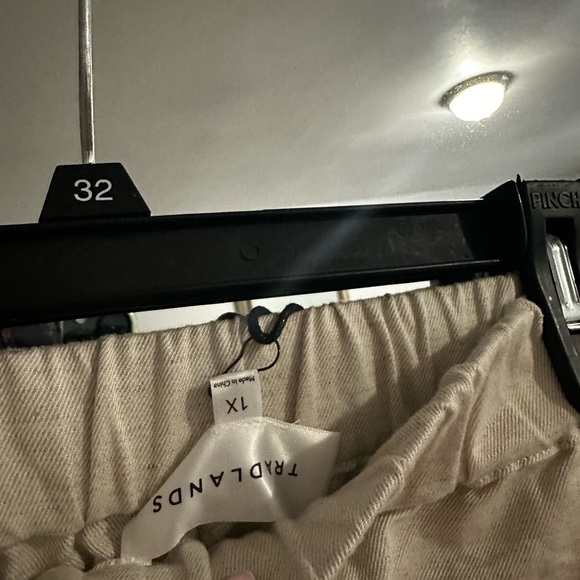 Tradlands “Porch Balloon Pants” in the color canvas. - Picture 5 of 8